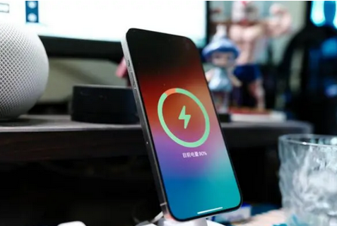 济源苹果15换屏服务分享用什么充电器给iPhone15充电更好 